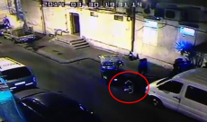  بالفيديو: شاهد اعتداء الشرطة الوحشي على طفلة من عائلة الحاج أحمد المغربي